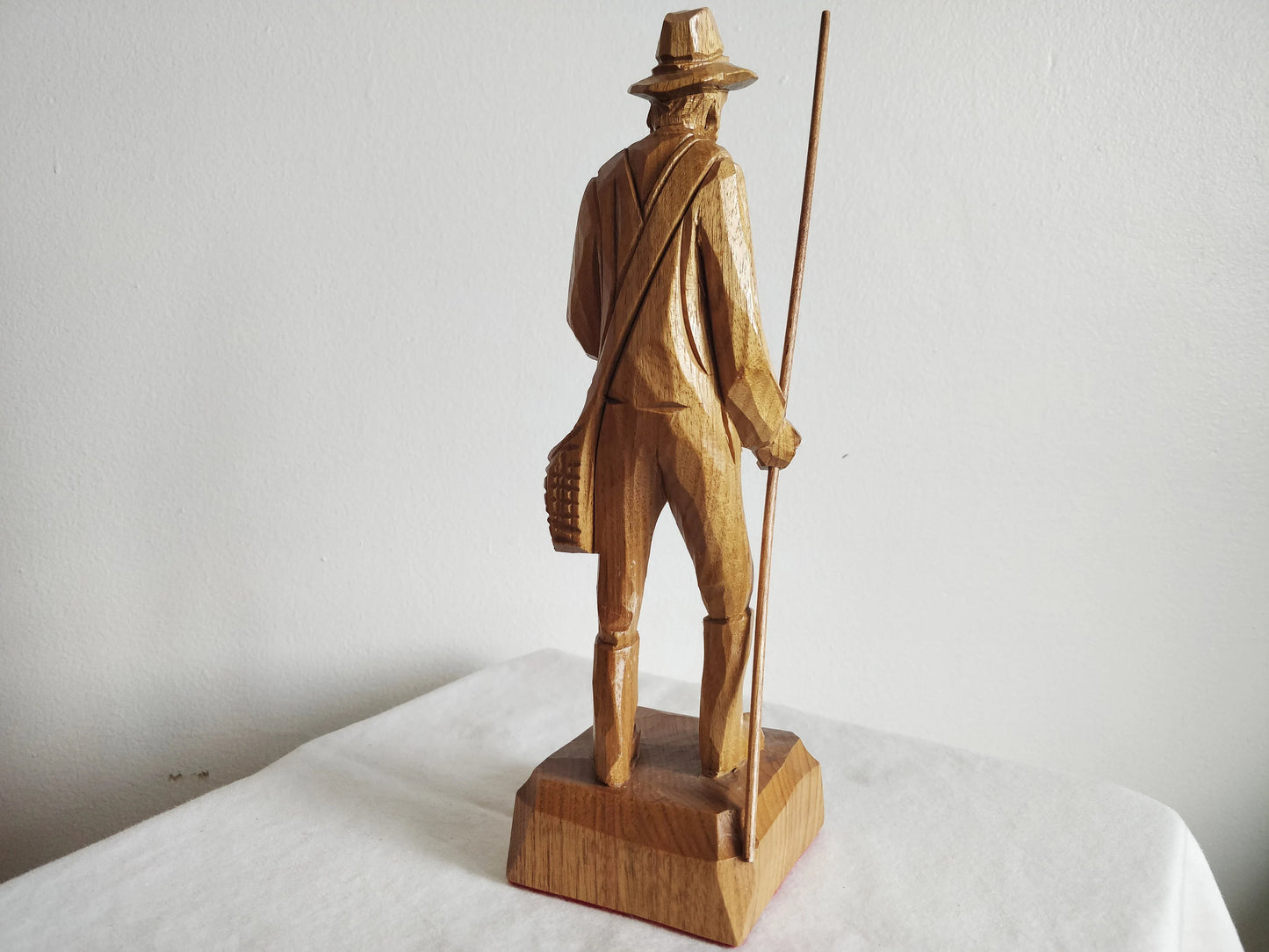 Talla de madera vintage de un pescador quebequense